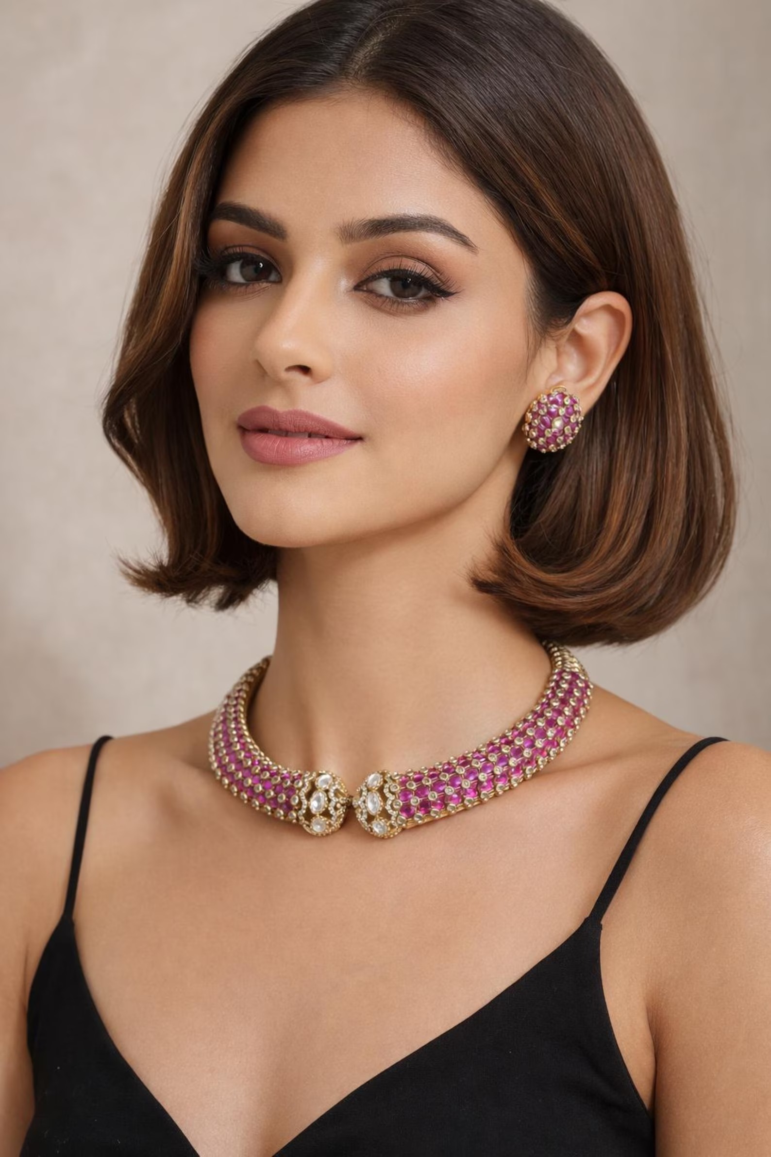 Zlatý náhrdelník choker a náušnice s ružovými kameňmi na modelke